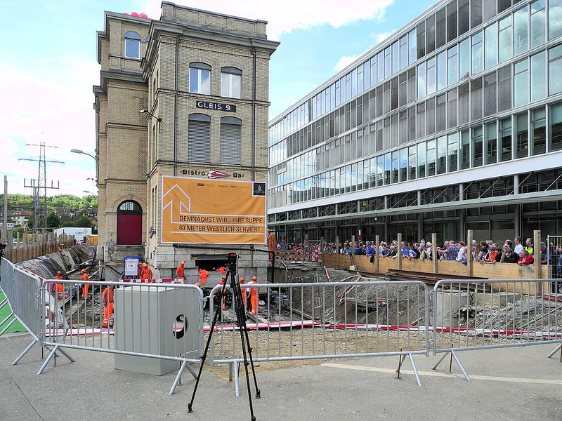 Illustration for article titled Unbelievable Photos of the Most Challenging Structural Relocations Ever